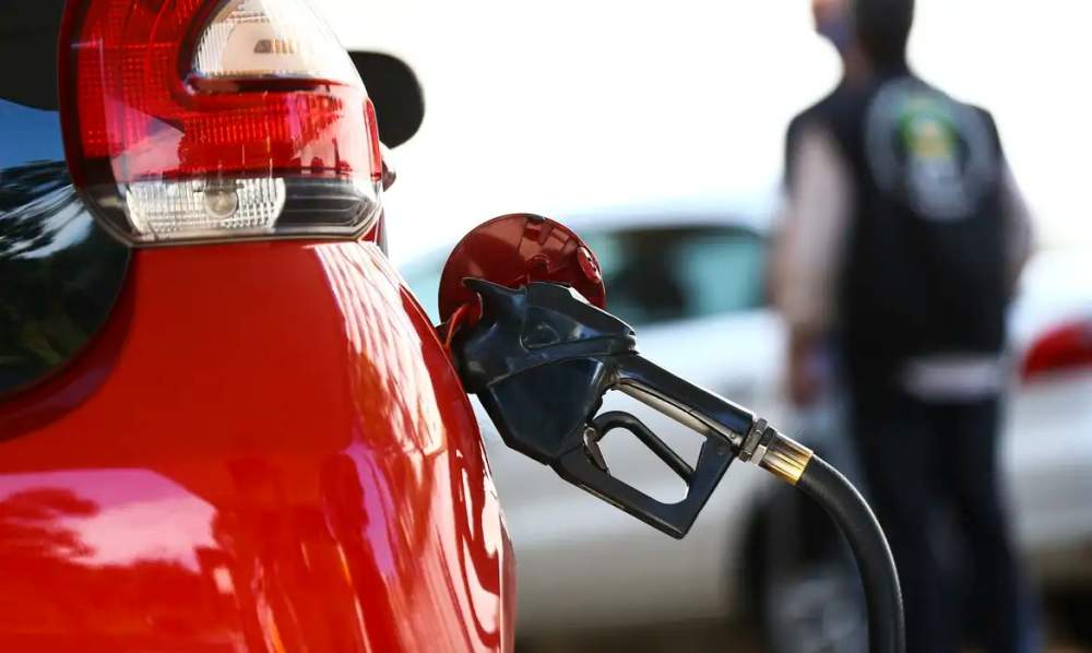 Petrobras reduz preço de gasolina vendida a distribuidoras para R$ 2,71