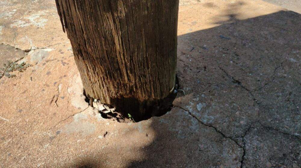 Moradores do Santo Antônio convivem com risco de queda de poste de energia; Neoenergia ignora a situação