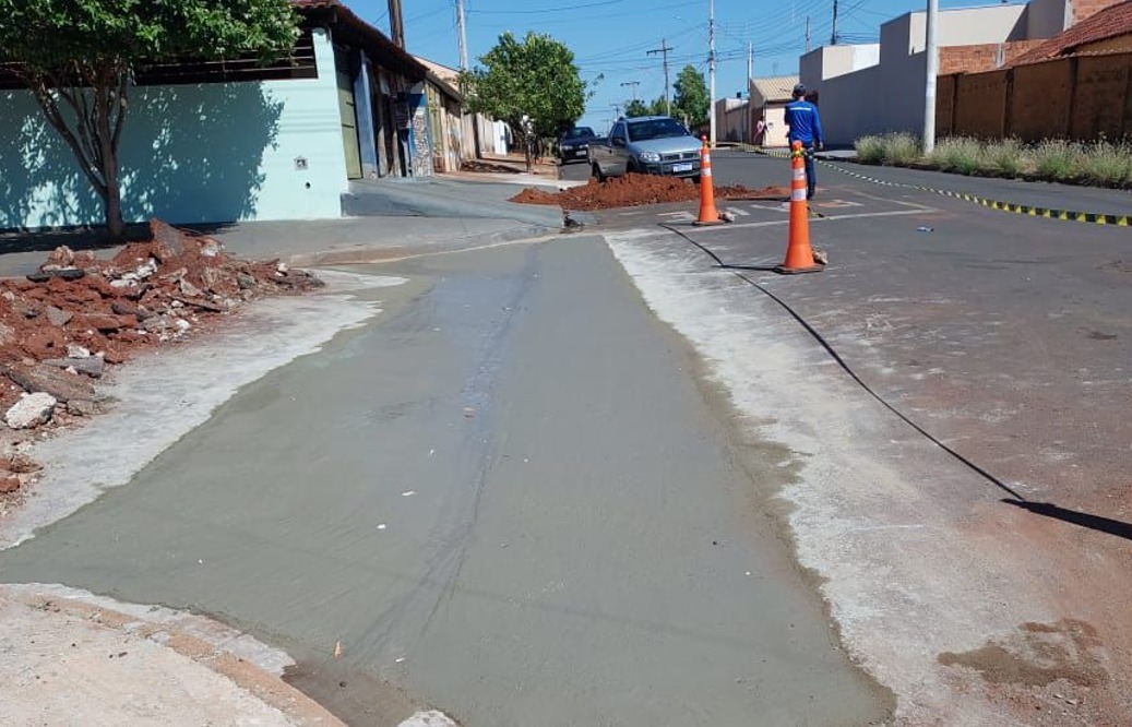 Almoxarifado Municipal de Andradina instala sarjetão para conter enxurradas