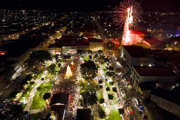 Acender das luzes de Natal encanta famílias e marca início das festividades de fim de ano em Andradina