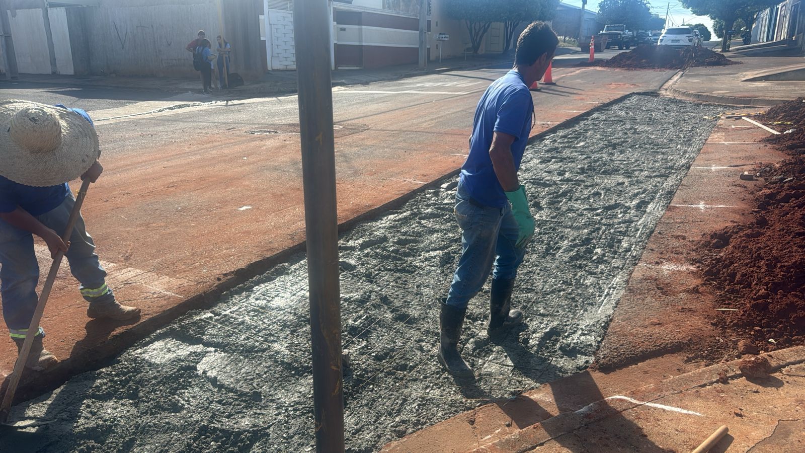 Almoxarifado Municipal instala sarjetão para conter enxurradas