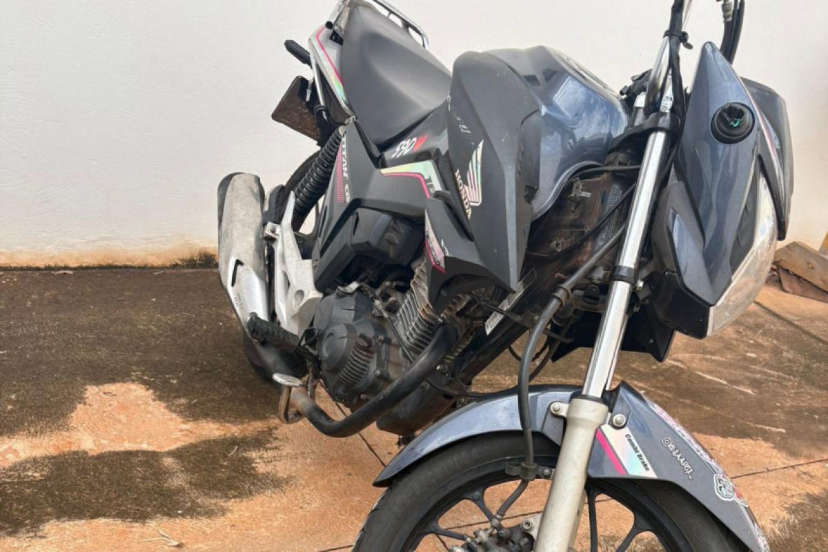 Mulher é detida ao pilotar moto com placa trocada e sem CNH