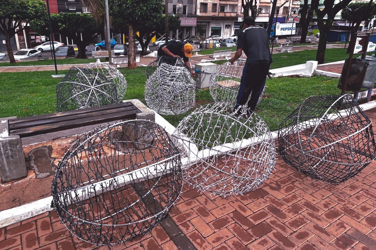 Andradina dá início à iluminação de Natal pela Praça Moura Andrade