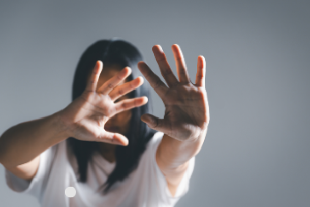 Homem é preso após morder rosto de companheira em Sud Mennucci