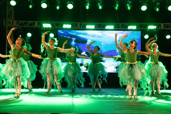 Festival Artetude encanta público com espetáculo inspirado no fundo do mar