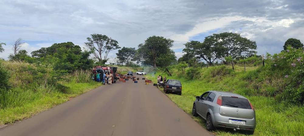Caminhão tomba na Estrada Vicinal Sebastião Lourenço da Silva e motoristas devem redobrar a atenção