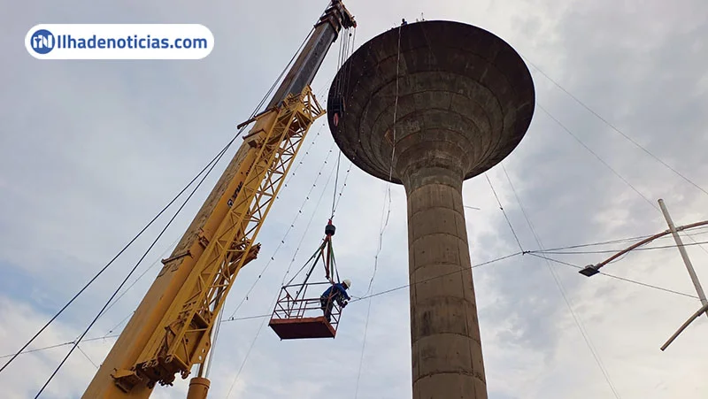 “Árvore de Natal gigante” de Ilha Solteira começa a ser montada