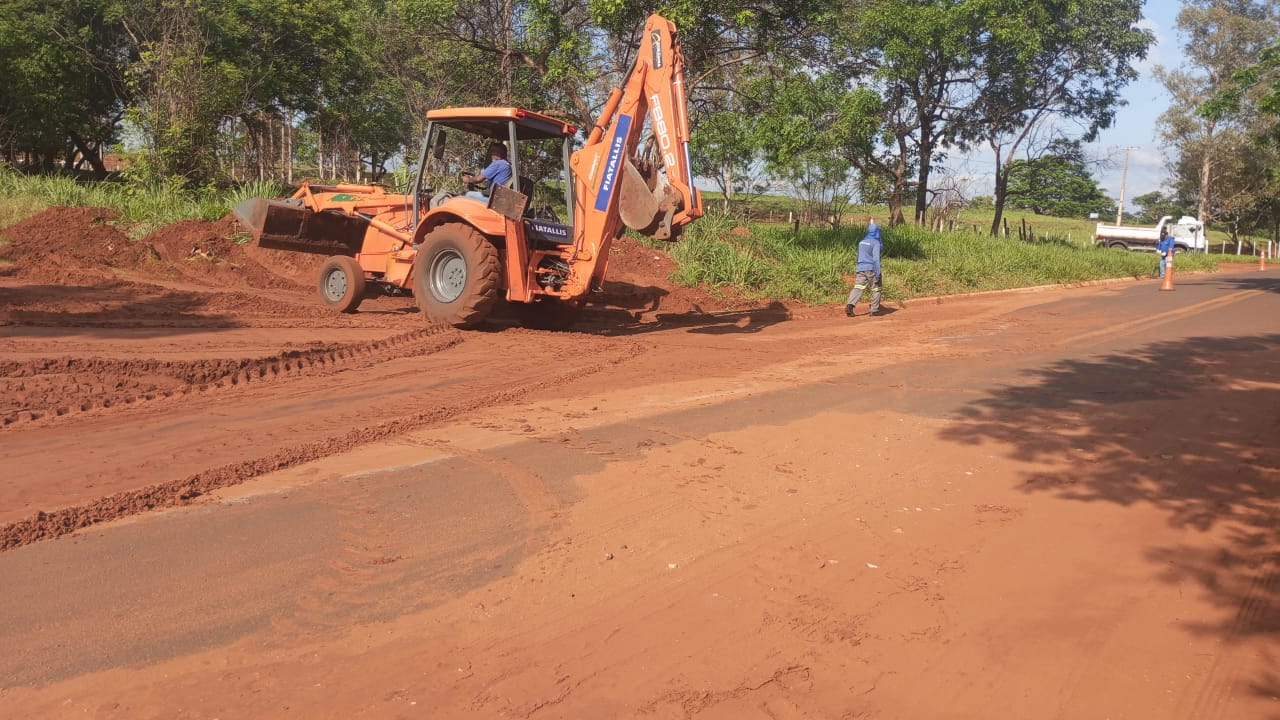 Limpeza da Estrada de Paranápolis melhora tráfego para a área urbana