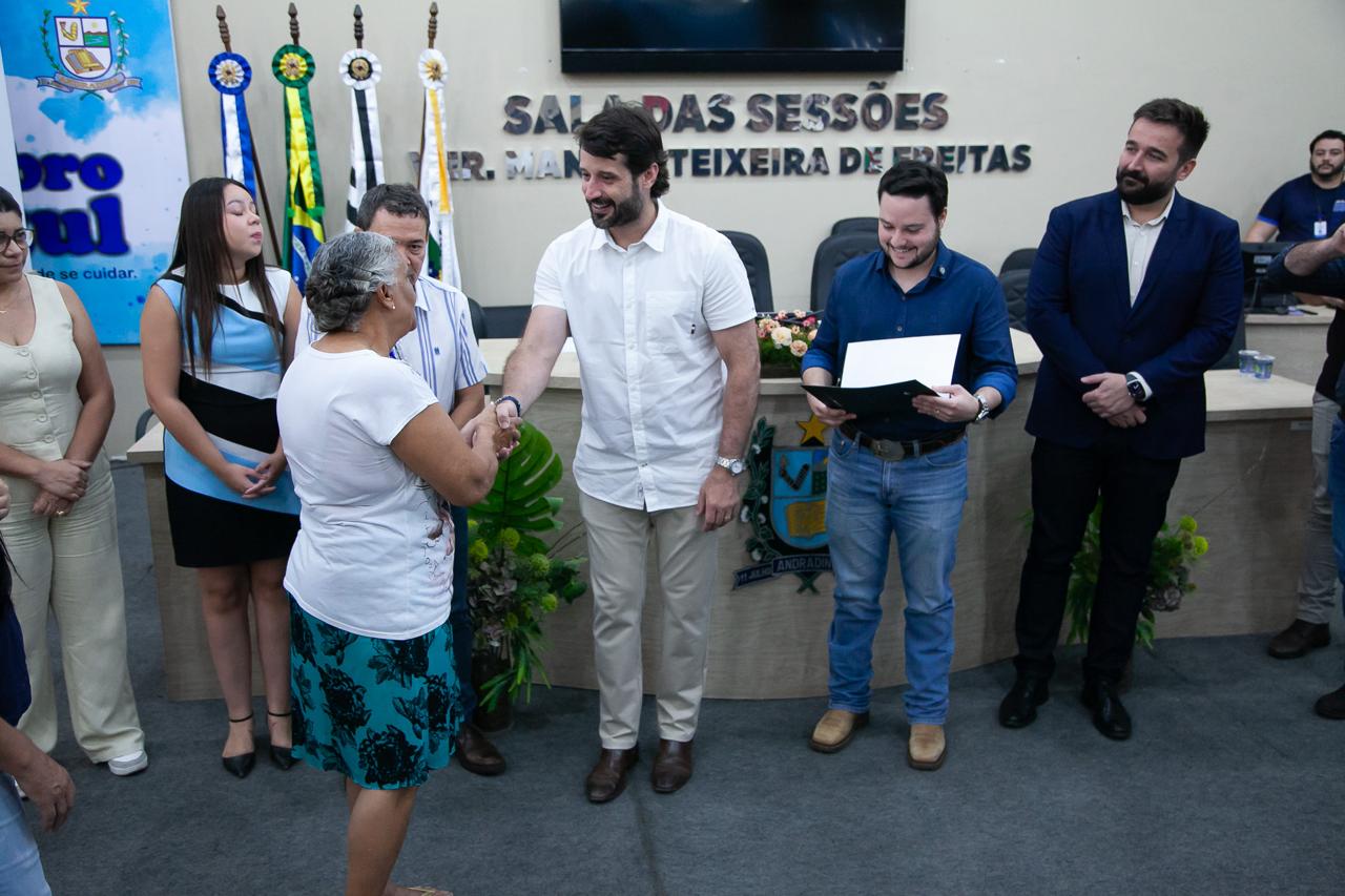 Entrega de 51 títulos de regularização fundiária aconteceu na Câmara