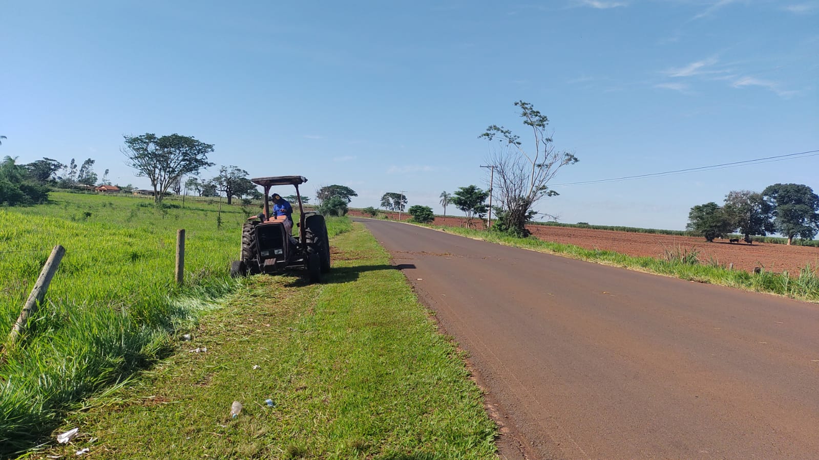 Andradina realiza operação de limpeza da Estrada de Planalto