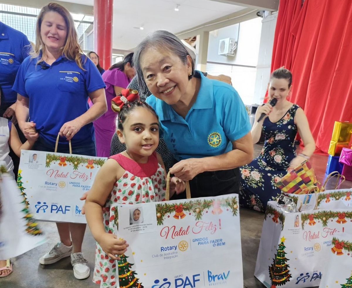 Rotary Club de Andradina Integração leva esperança e presentes em ação de Natal