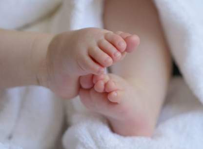 Bebê de 7 meses morre após se engasgar