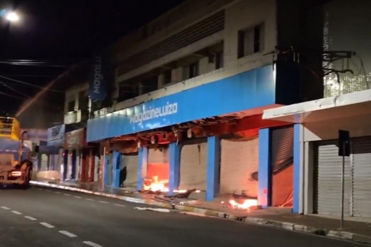 Incêndio destrói loja Magazine Luiza no Centro de Lins