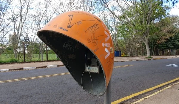 Orelhões começam a desaparecer das ruas do Brasil a partir de janeiro
