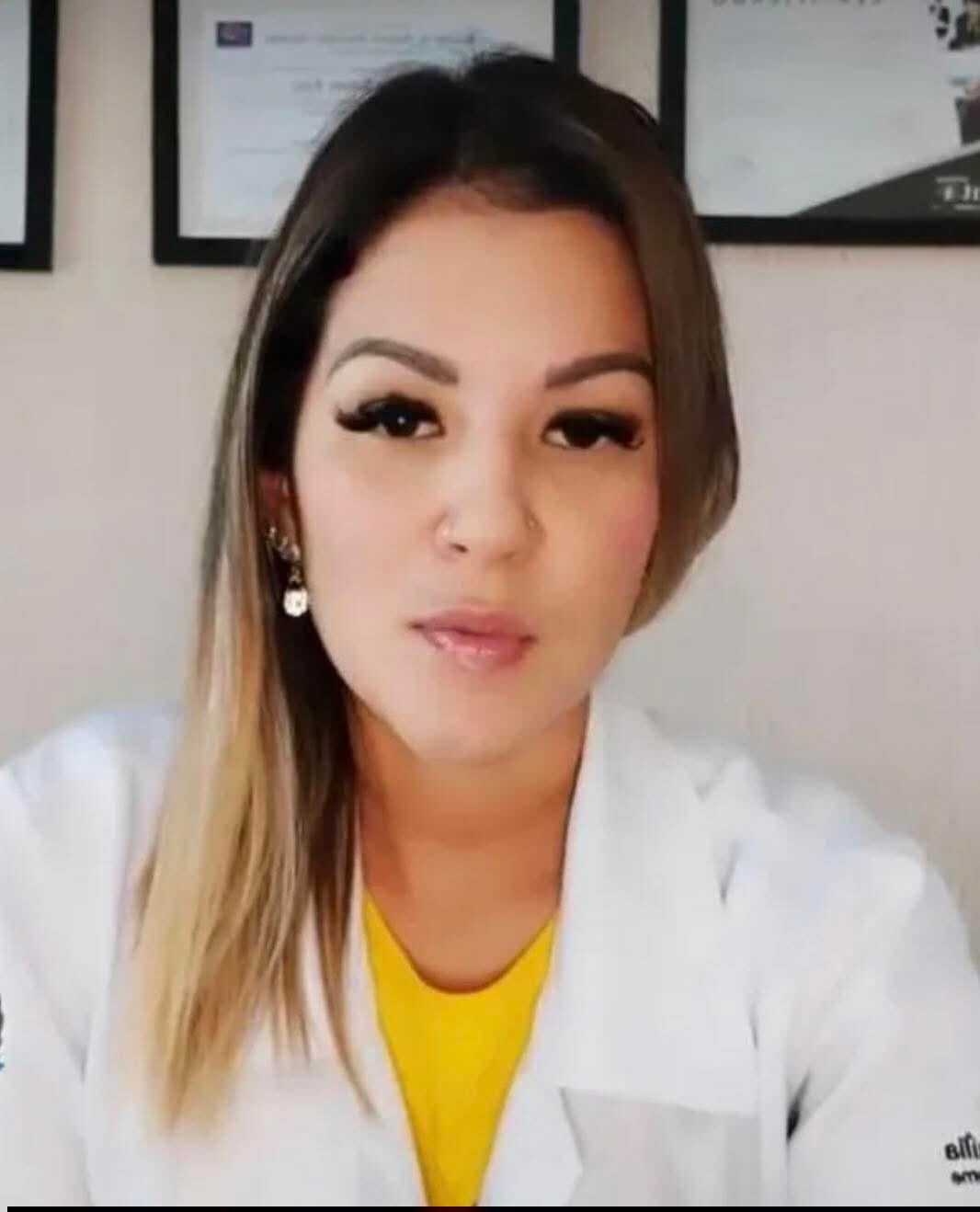 A psicóloga Carla Koga faleceu na quarta-feira (7), após sofrer um aneurisma da aorta abdominal. O óbito ocorreu em sua residência e causou grande comoção entre familiares, amigos, pacientes e colegas de profissão em Mirandópolis, Lavínia e em toda a região de Araçatuba.
Profissional reconhecida e muito estimada, Carla atuava na área da Psicologia em Lavínia e morava em Mirandópolis. Sua partida repentina gerou manifestações de pesar nas redes sociais e entre pessoas que conviveram com seu trabalho ao longo dos anos.
Conhecida pela postura ética, pelo cuidado humano e pelo comprometimento com a saúde mental, Carla construiu uma trajetória marcada pelo acolhimento e pela dedicação às pessoas que buscavam apoio psicológico. Seu legado profissional e pessoal permanece na memória de todos que tiveram a oportunidade de conhecê-la.
Familiares e amigos recebem mensagens de solidariedade neste momento de dor.