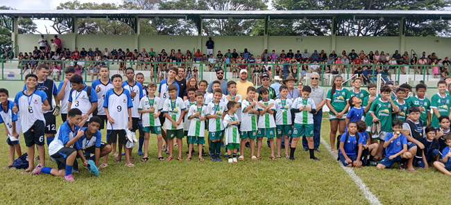 Fernandinho Santana inaugura estádio em Nova Independência