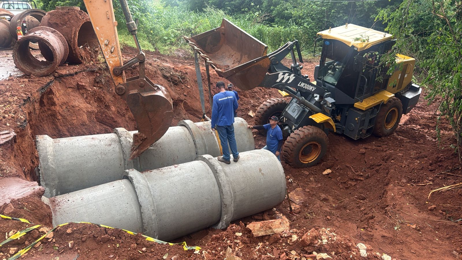 Manutenção em passagem de águas pluviais rua Sebastião Arantes após fortes chuvas