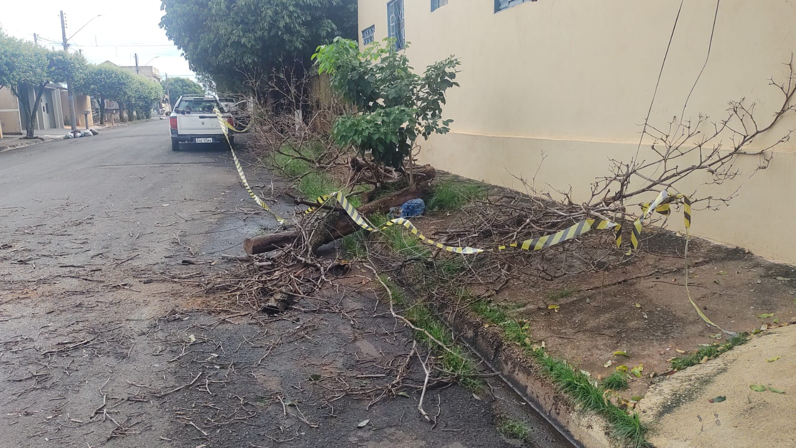 A equipe do Almoxarifado Municipal de Andradina trabalha desde o último domingo na recuperação dos danos provocados pela forte chuva que atingiu o município na sexta-feira, 20 de fevereiro. O temporal foi marcado por precipitação persistente e acumulados elevados em diversas regiões da cidade, provocando pontos de alagamento tanto na área urbana quanto na zona rural.

De acordo com relatos de moradores e dados meteorológicos, a chuva caiu de forma contínua após o final da tarde de sexta-feira, influenciada por uma massa de ar instável que atuou sobre o Estado de São Paulo, cenário típico do verão, com a passagem de sistemas frontais que favorecem temporais intensos. Ruas ficaram parcialmente interditadas, houve enxurradas em vários bairros da cidade e estradas rurais registraram trechos com erosão e acúmulo de lama.

A instabilidade continuou no domingo, 22 de fevereiro, quando novas pancadas de chuva foram registradas no início da noite. Em grande parte da cidade houve interrupção no fornecimento de energia elétrica, aumentando os transtornos para moradores e comerciantes.

Segundo o subsecretário do Serviço Público, Paulo Sales, desde as chuvas, servidores do Almoxarifado atuam na desobstrução de vias, retirada de entulhos e recuperação emergencial de trechos danificados. Máquinas e caminhões foram mobilizados para restabelecer as condições de tráfego e garantir segurança à população, especialmente em áreas mais afetadas.

Previsão ao longo da semana
A previsão do tempo para o período de 23 a 28 de fevereiro aponta diminuição gradual das chuvas em Andradina. Para segunda-feira (23), são esperados 17,5 milímetros, com tempo instável e chuva contínua. Na terça-feira (24), a estimativa é de 18,4 milímetros, com pancadas ao longo do dia.

Na quarta-feira (25), o volume previsto cai para 1,1 milímetro, com chuvas esparsas. Já na quinta-feira (26), a previsão é de apenas 0,8 milímetro, com chuva leve e isolada. Para sexta-feira (27) e sábado (28), não há previsão de chuva, com tempo firme predominando.

O total estimado para a semana é de 38 milímetros. Com a tendência de melhora nas condições climáticas, a expectativa da administração municipal é avançar nos serviços de recuperação e normalizar gradualmente os pontos afetados pelas chuvas recentes.