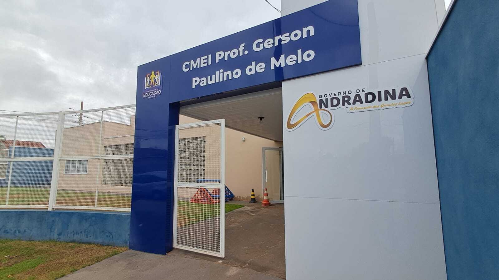 A Prefeitura de Andradina vai entregar nesta terça-feira (3), às 10h30, as obras de ampliação e reforma no Centro de Educação Infantil “Prof. Gerson Paulino de Melo”, no bairro Nova Canaã Segundo o engenheiro Geraldo Pilla, Secretário de Obras do Governo de Andradina, na reforma foram investidos cerca de R$ 2,7 milhões em mais de 1500 metros quadrados de obras A Secretária da Educação Estela Goda afirmou que a Gerson Paulino representa o fim da falta de vagas em creches de Andradina. “O local abre 150 vagas, sendo 80 para creches e 70 para Educação infantil”, explicou. O atual déficit são de exatamente 80 vagas. Com a construção de mais uma creche, a “Isabel Pízzo 2” (São João), com mais 80, então a cidade vai passar a ter vagas mais que suficientes”, disse Geraldo. A possibilidade de ampliação de atendimento da Creche Stella Maris, na Fundação Educacional de Andradina, vai deixar o quadro ainda mais favorável. Gerson Paulino A unidade escolar homenageia o professor Gerson Paulino de Melo, natural de Capivari, estado de São Paulo, nascido no dia 16 de novembro de 1935. Filho de Antônio de Melo e de Benedita Ferreira de Melo, formou-se no Curso Normal de Formação de Professores Primários em sua cidade natal. Era o caçula de uma família de cinco filhos, todos formados professores. Iniciou sua carreira no Magistério Público Oficial do Estado de São Paulo, em Andradina, na Fazenda Primavera. Alguns anos depois, transferiu-se para a Escola Estadual Francisco Teodoro de Andrade. O pai era músico e maestro da Banda Municipal que nos anos 70 e 80 animava as festividades e eventos da cidade e o Prof. Gerson era um dos integrantes da Banda, tocando saxofone. Era uma pessoa muito engajada na comunidade participando de ações culturais, filantrópicas, sociais e comunitárias, sempre em prol daqueles que necessitavam de ajuda.