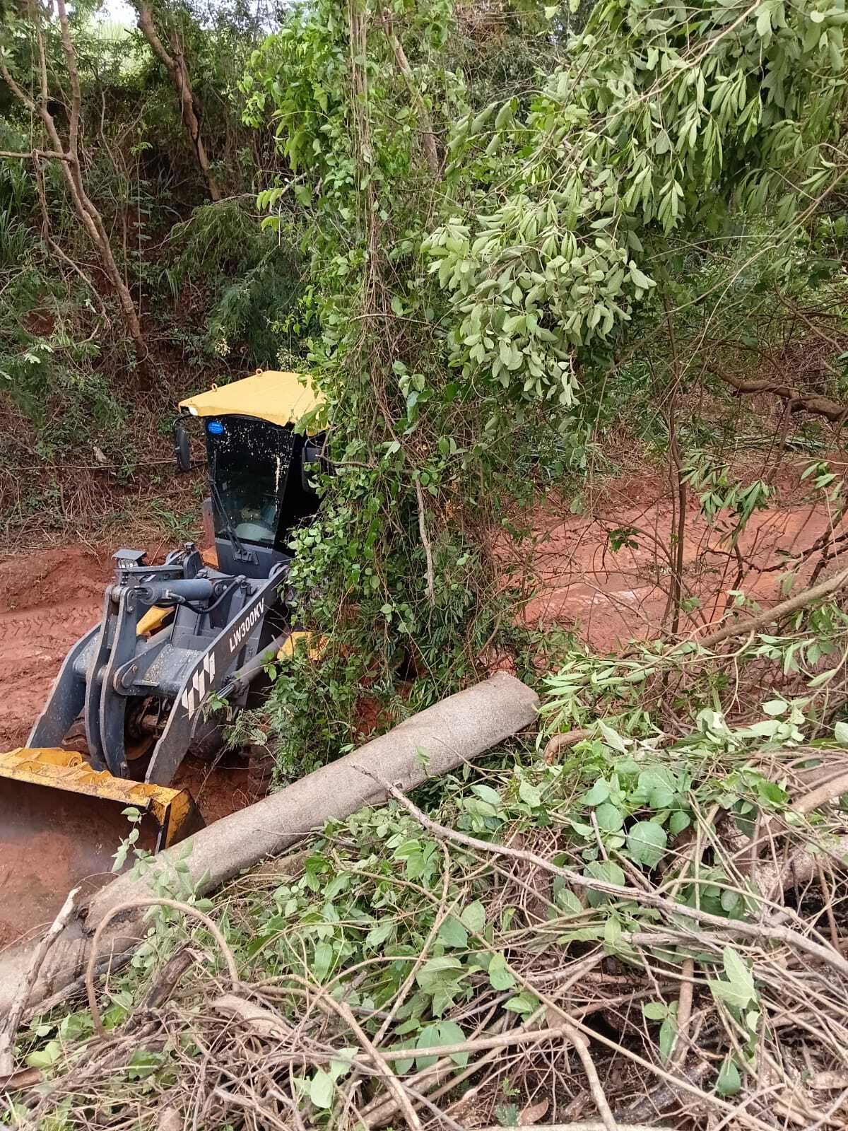 Almoxarifado municipal atua na limpeza de ruas e estradas rurais após temporais