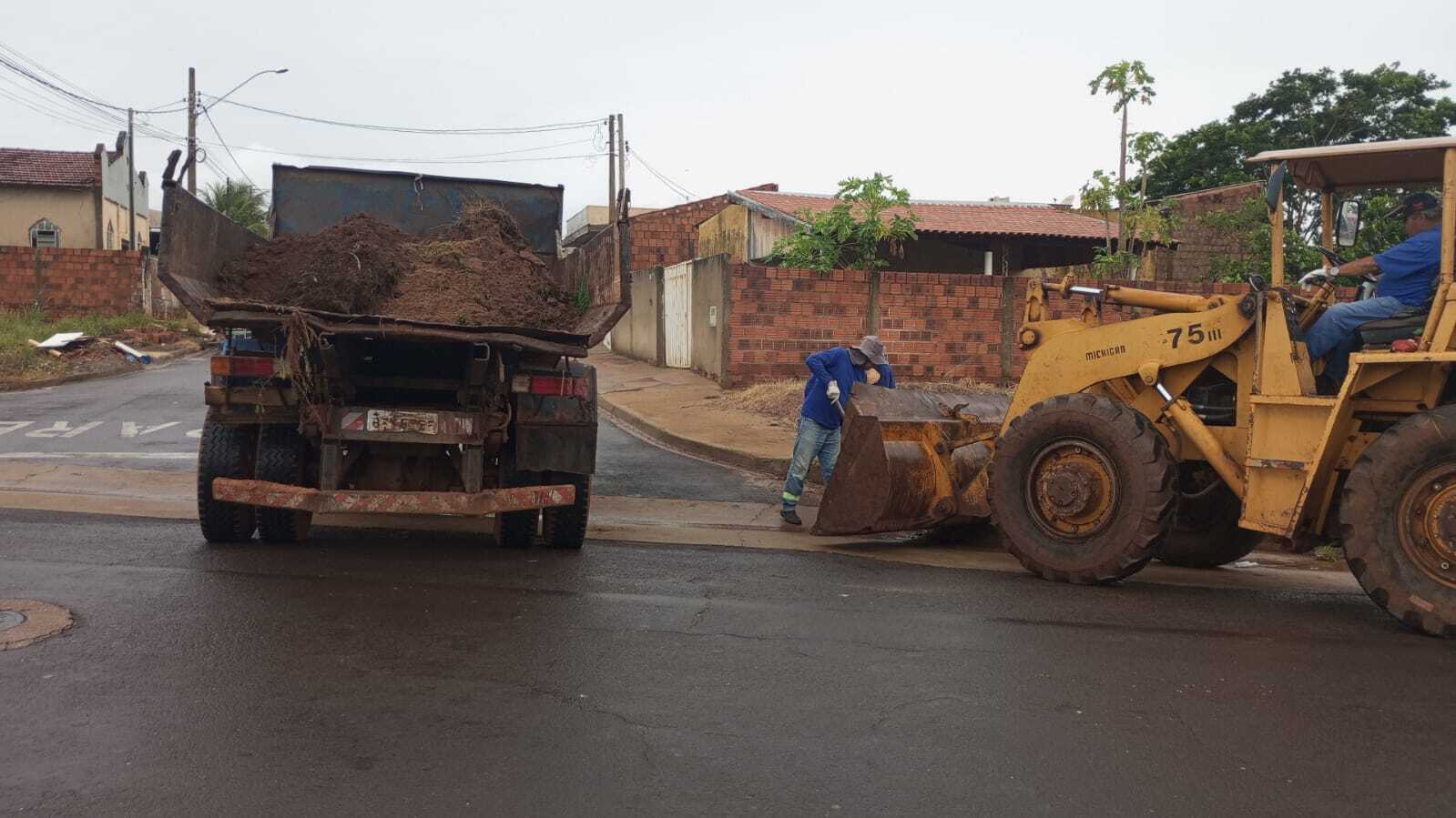 COHAB Álvaro Gasparelli recebe limpeza de acúmulo de terra e melhora condições das vias