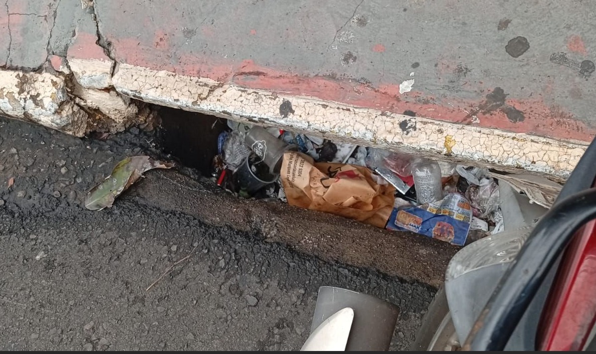 Entupimento de bocas de lobo por lixo aumenta risco de alagamentos em Andradina