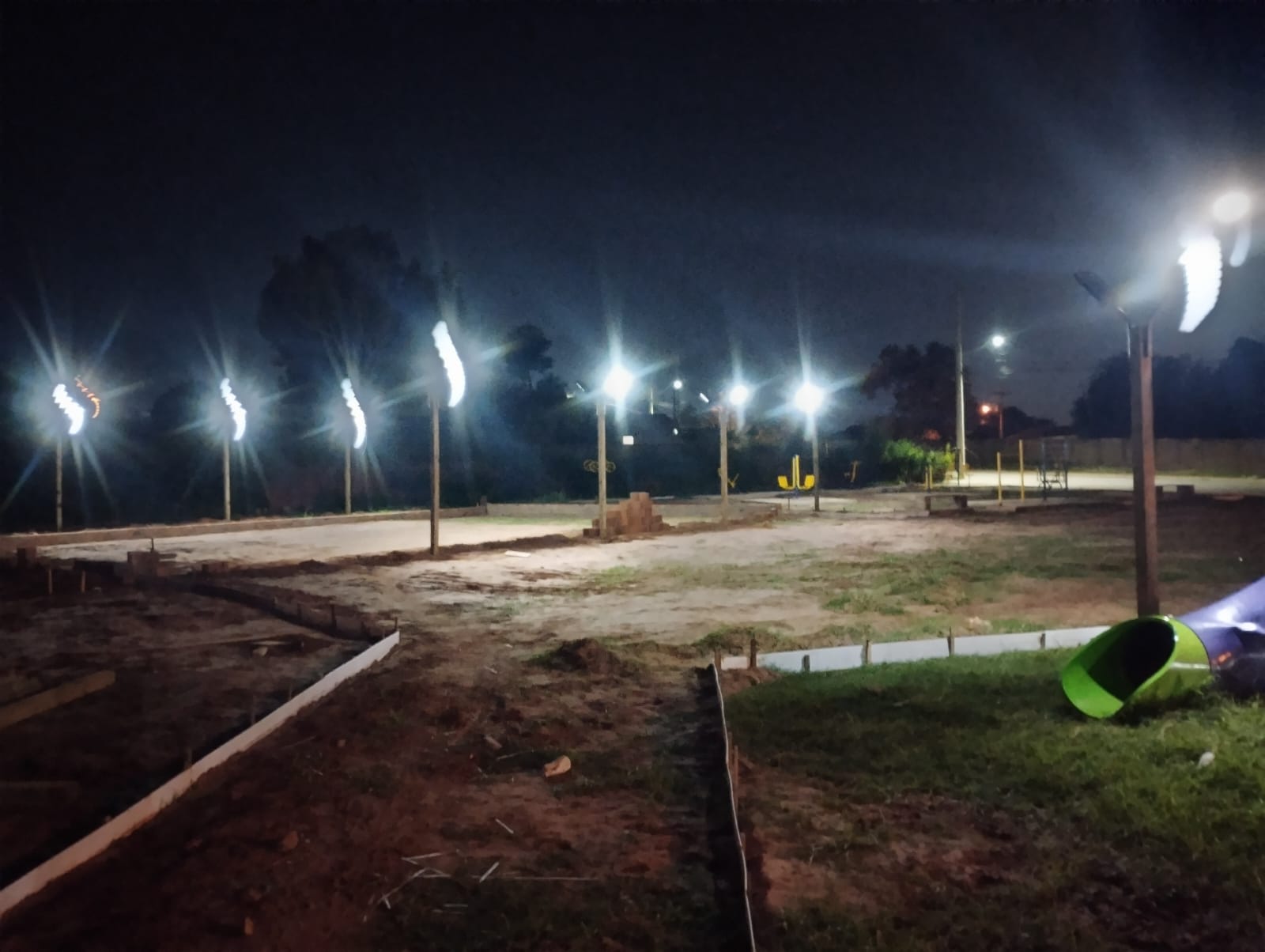 Iluminação em LED é instalada na futura praça do Pereira Jordão