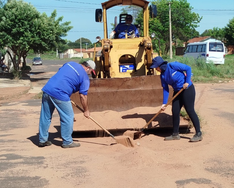 Limpeza de guias e sarjetas no bairro Gasparelli reforça preparação para as chuvas
