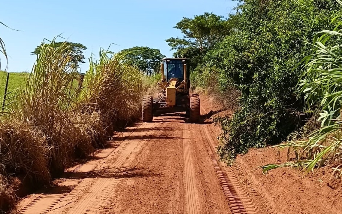 Recuperação de estradas rurais melhora acesso no assentamento Arizona