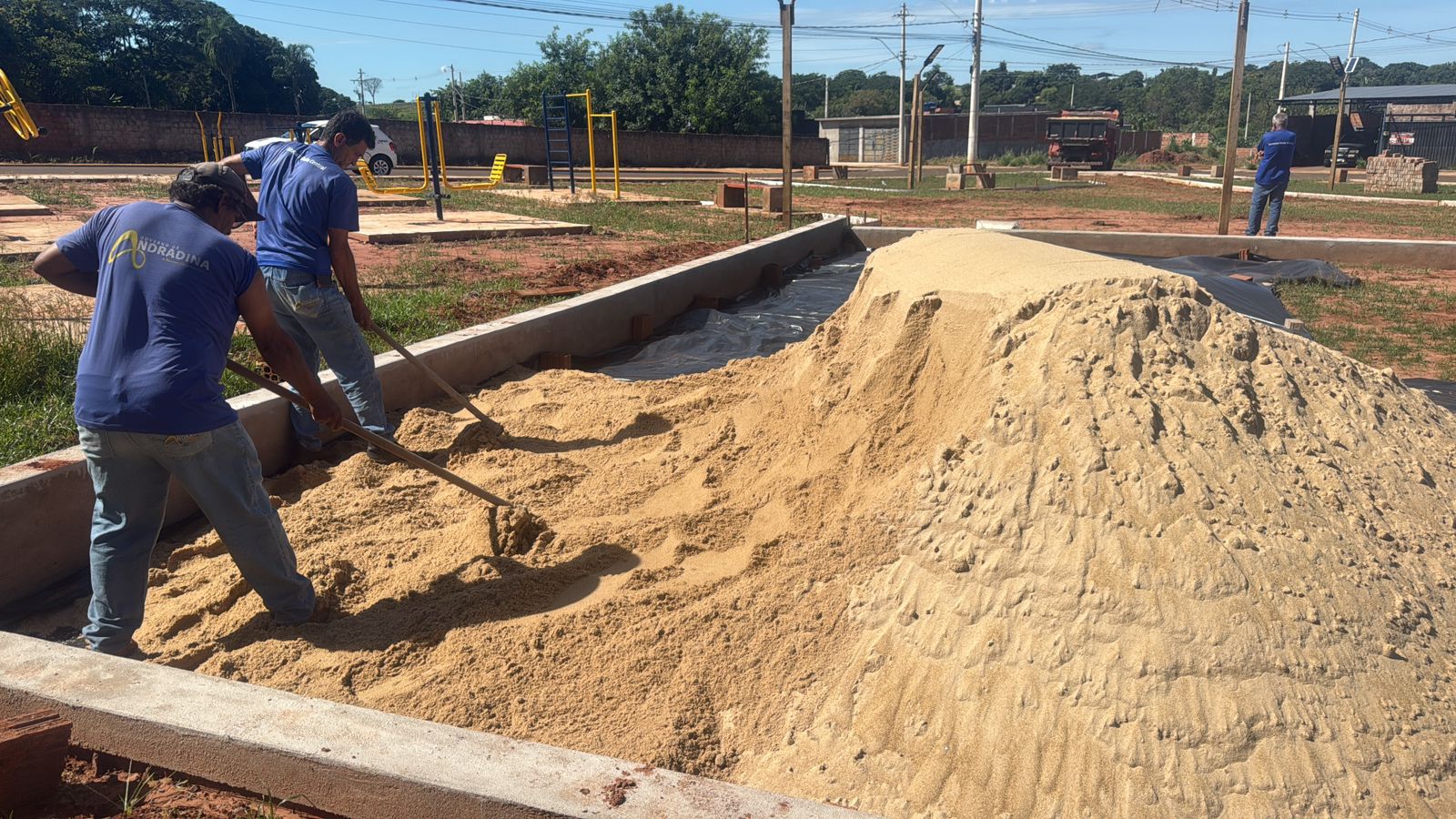 Quadra de areia começa a ser instalada na praça do Pereira Jordão