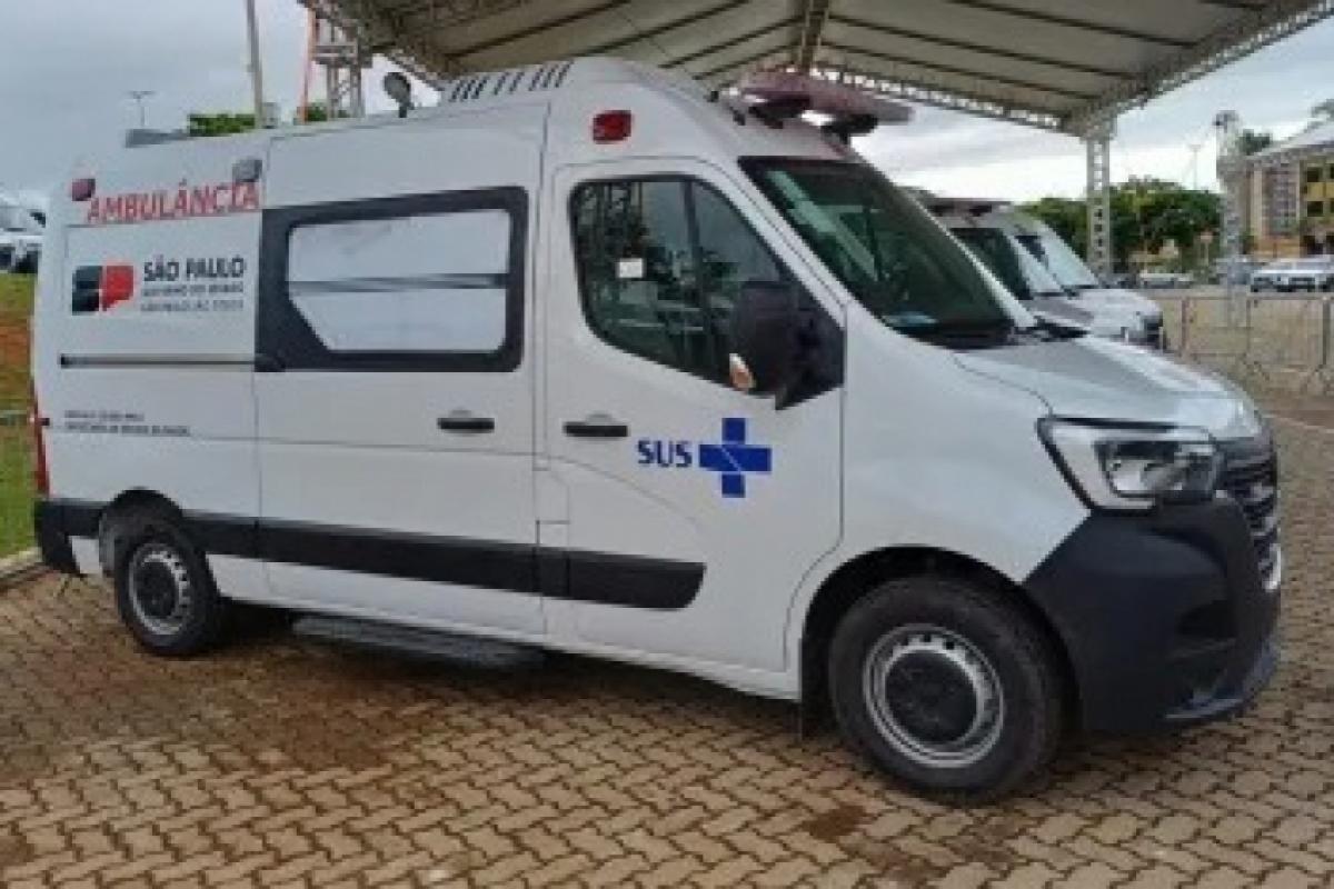 Governo entrega ambulâncias e vans para cidades da região