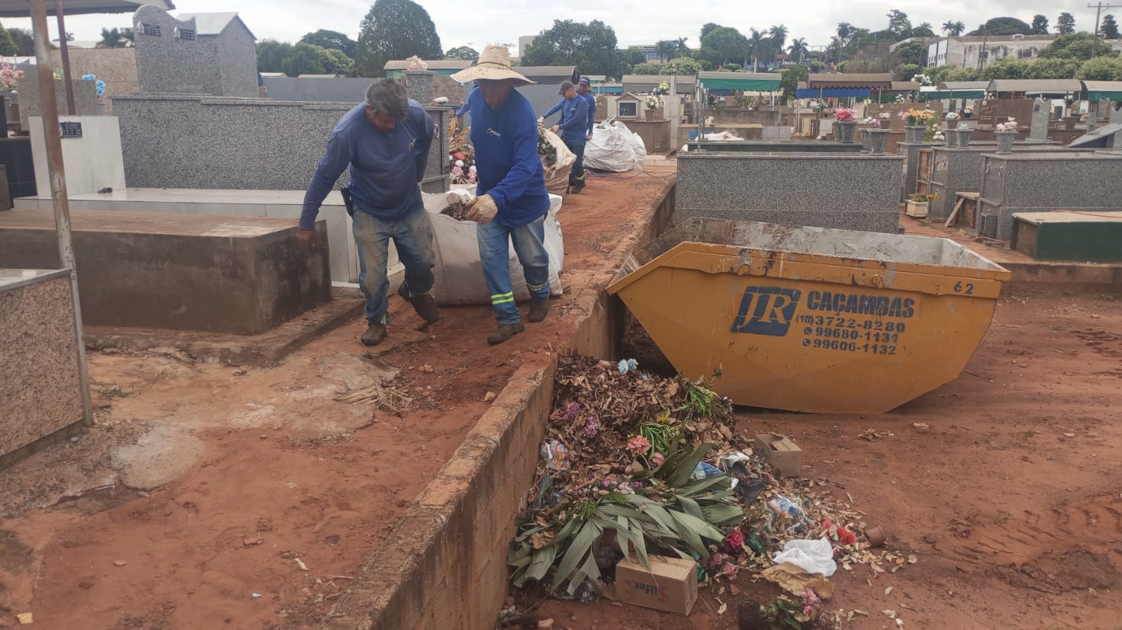 Equipe do Almoxarifado faz limpeza no Campo Santo de Andradina