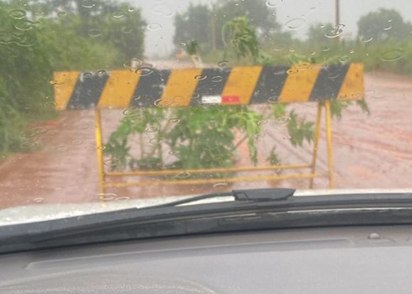 Chuva abre grande buraco na Estrada da Graça e Prefeitura de Castilho sinaliza trecho para evitar acidentes