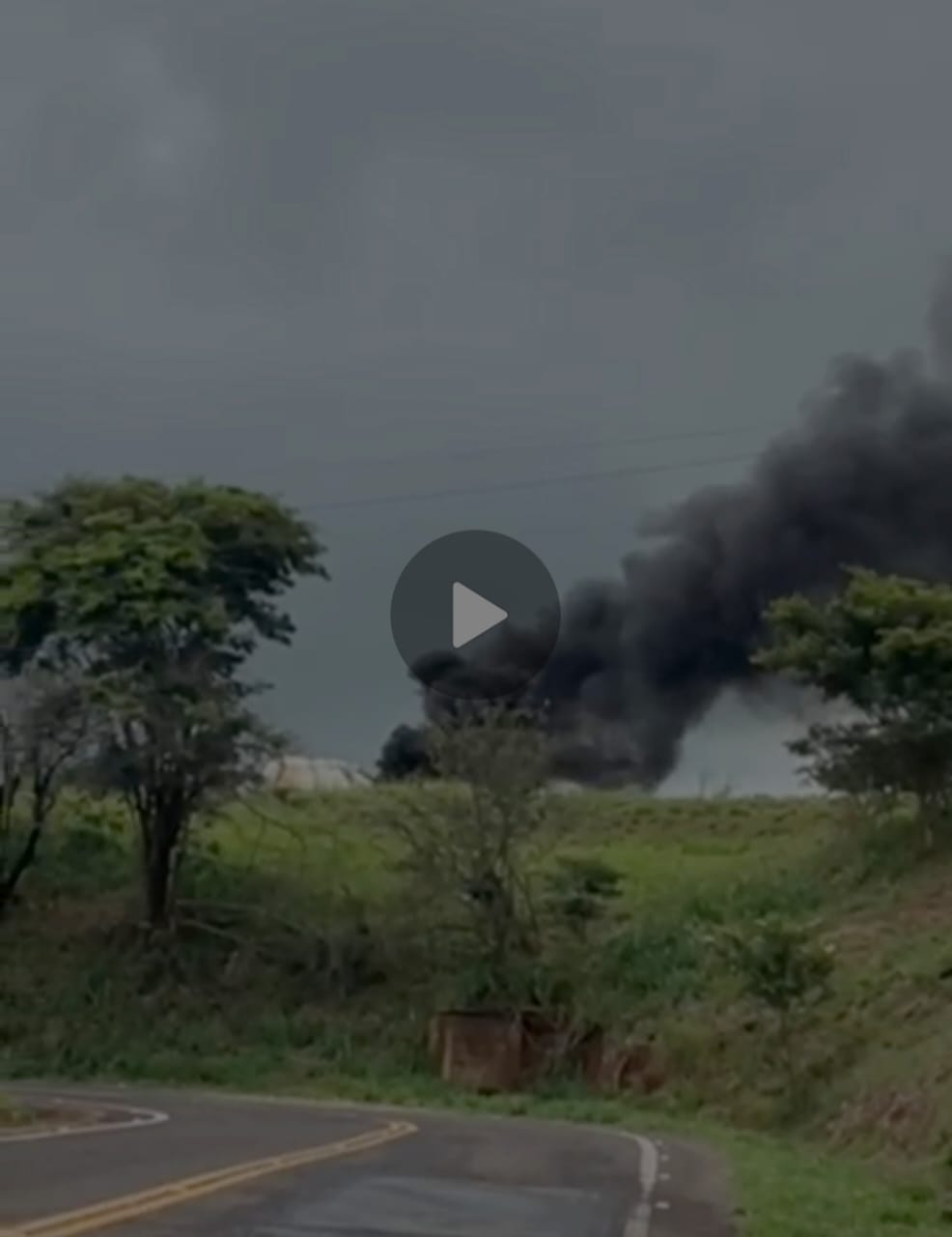 Caminhão-tanque pega fogo: bombeiros evitam tragédia na Rondon próximo ao trevo de Andradina
