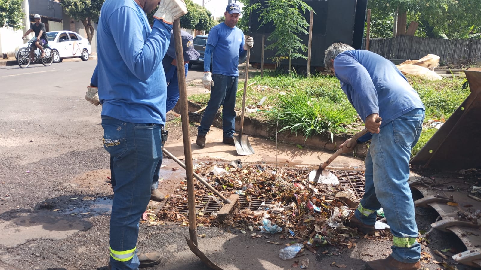 Prefeitura de Andradina faz limpeza de grelhas no Gasparelli