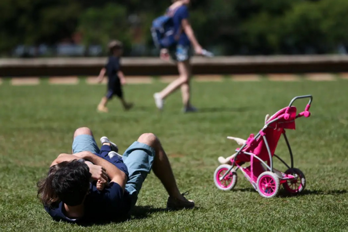 Licença-paternidade de até 20 dias é aprovada no Senado