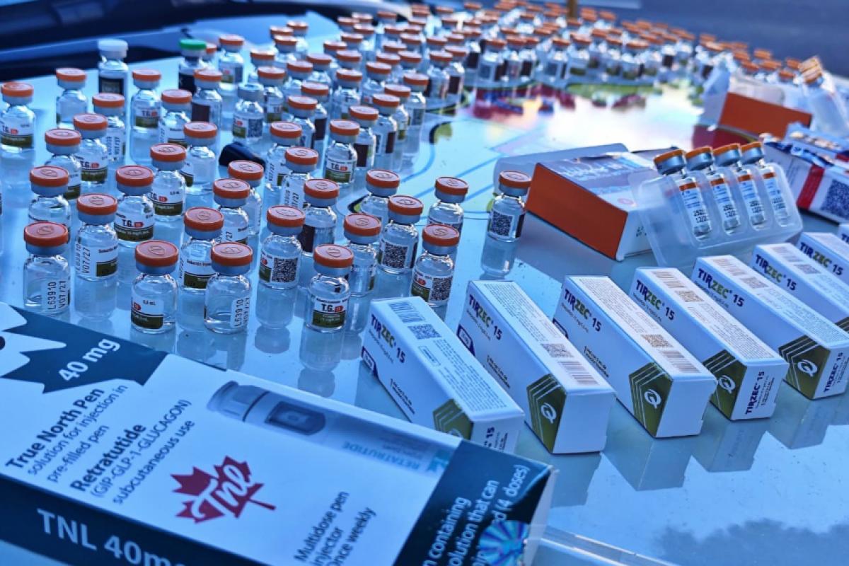 Remédios em ovo de Páscoa e urso de pelúcia levam mulher à prisão