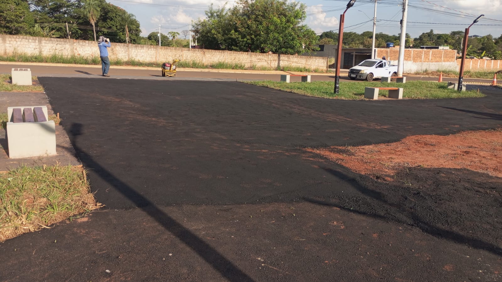 Asfaltamento avança e praça do Pereira Jordão entra na fase final de implantação