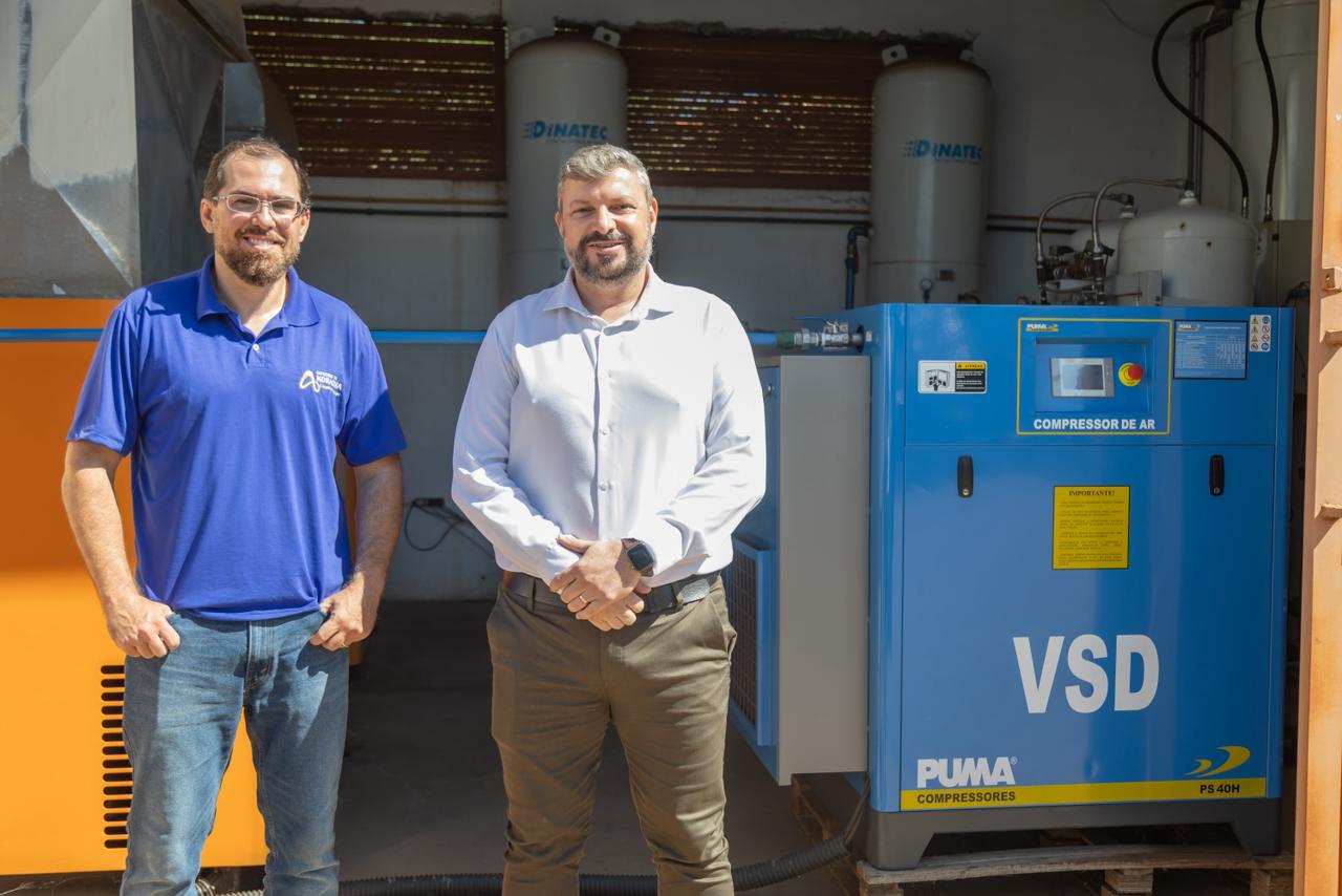 A Santa Casa de Andradina anunciou a aquisição de uma segunda usina de oxigênio, medida que promete ampliar a segurança no atendimento hospitalar e gerar economia significativa aos cofres da instituição. O investimento foi de R$ 480 mil, parcelado em 24 vezes de R$ 20 mil. De acordo com o diretor administrativo da unidade, Ernesto Junior, a compra representa uma mudança importante na gestão dos recursos. “Nós fizemos a aquisição dessa usina por um valor bem abaixo do que era pago anteriormente em contrato de aluguel. Antes, a Santa Casa tinha um custo superior a R$ 1 milhão, dividido em 60 parcelas de R$ 18 mil, por uma usina semelhante. Agora, além de reduzir custos, passamos a ser proprietários do equipamento”, destacou. Ernesto ressaltou ainda que a economia obtida com a aquisição própria deve refletir diretamente na manutenção e melhoria dos serviços prestados. “É uma economia importante que vai impactar positivamente o dia a dia da Santa Casa, permitindo investir em outras áreas essenciais do hospital”, completou. O interventor da Santa Casa, Fernando Canevari, também enfatizou os ganhos operacionais com a nova estrutura. Segundo ele, a segunda usina traz mais segurança no fornecimento de oxigênio, item essencial para o funcionamento hospitalar. “Essa aquisição garante uma segurança muito maior para todo o hospital em relação à produção de oxigênio, além de representar uma grande economia para a instituição”, afirmou. Canevari também destacou melhorias recentes na infraestrutura elétrica da unidade. “Realizamos uma ação importante no gerador de energia, que agora está mais eficiente. Com isso, afastamos de vez o risco de a Santa Casa ficar sem energia, o que é fundamental para garantir a continuidade dos atendimentos”, explicou. Com a nova usina e os investimentos em infraestrutura, a Santa Casa de Andradina avança no fortalecimento de sua autonomia operacional e na melhoria das condições de atendimento à população.