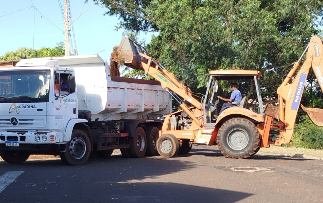 Equipe de obras realiza retirada de materiais no Barbarotto