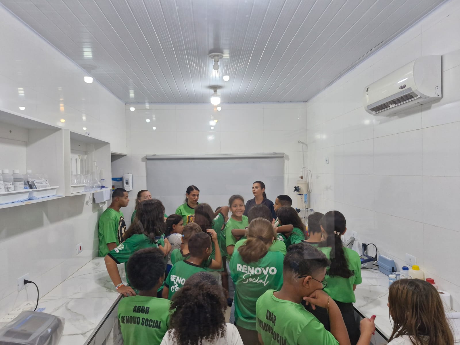 Crianças do Projeto Renovo Social participam de visita à ETA em Andradina