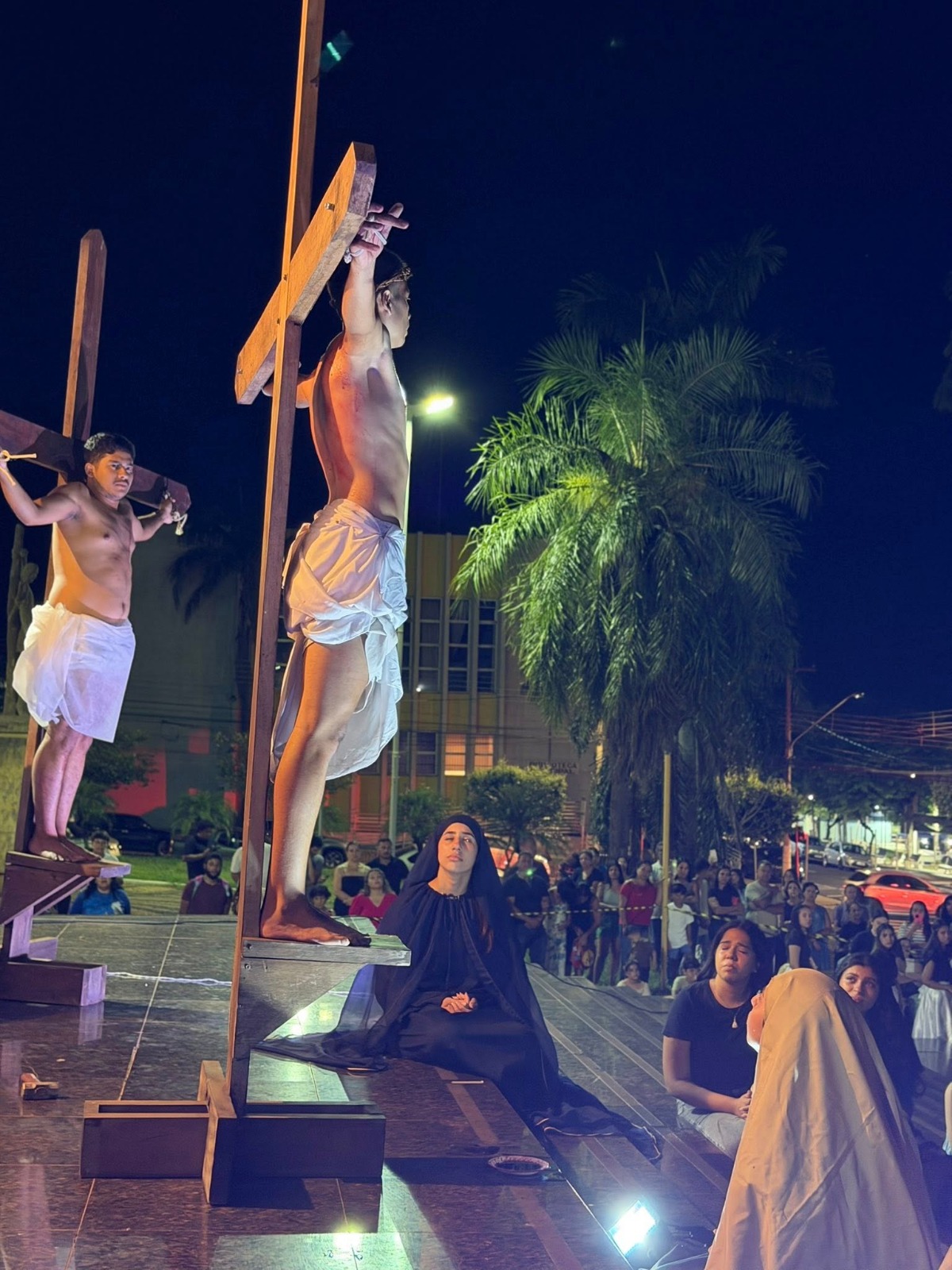 As celebrações da Semana Santa mobilizaram milhares de pessoas em Andradina, com uma programação intensa nas paróquias São Sebastião e Nossa Senhora das Graças. Ao longo dos dias, fiéis participaram de missas, encenações e procissões que reforçam a fé, a tradição e a reflexão sobre a paixão, morte e ressurreição de Cristo.

Com raízes que atravessam gerações, a Semana Santa é uma das manifestações religiosas mais importantes da comunidade católica local. Entre os momentos mais marcantes estão a encenação da Paixão de Cristo, que emociona pela riqueza artística e simbólica, e a tradicional procissão do Senhor Morto, que percorre as ruas da cidade num percurso entre as igrejas reunindo grande público, incluindo visitantes de toda a região.

Além do aspecto religioso, a programação também se destaca pelo potencial turístico. Segundo a subsecretária de Turismo, Viviane Castro, eventos dessa natureza ajudam a fortalecer o fluxo de visitantes, especialmente em um país como o Brasil, reconhecido mundialmente por sua forte tradição católica.

Viviane ressalta ainda que Andradina já conta com eventos consolidados nesse segmento, como a procissão do Bom Jesus da Lapa, realizada em 6 de agosto no distrito de Paranápolis, que leva milhares de pessoas ao local todos os anos, consolidando-se como uma das maiores manifestações de fé da região.


“No caso da Semana Santa, não só a encenação da Paixão, que tem um toque artístico, mas todo o rito também se torna um atrativo para católicos que vêm à Andradina”, destacou.
