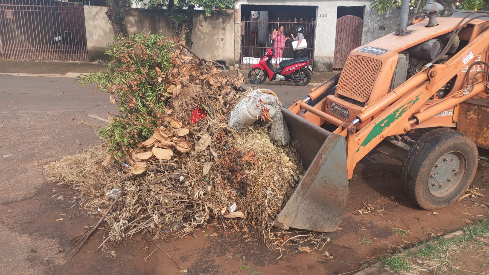 Prefeitura de Andradina realizou recolhimento de entulho descartado irregularmente