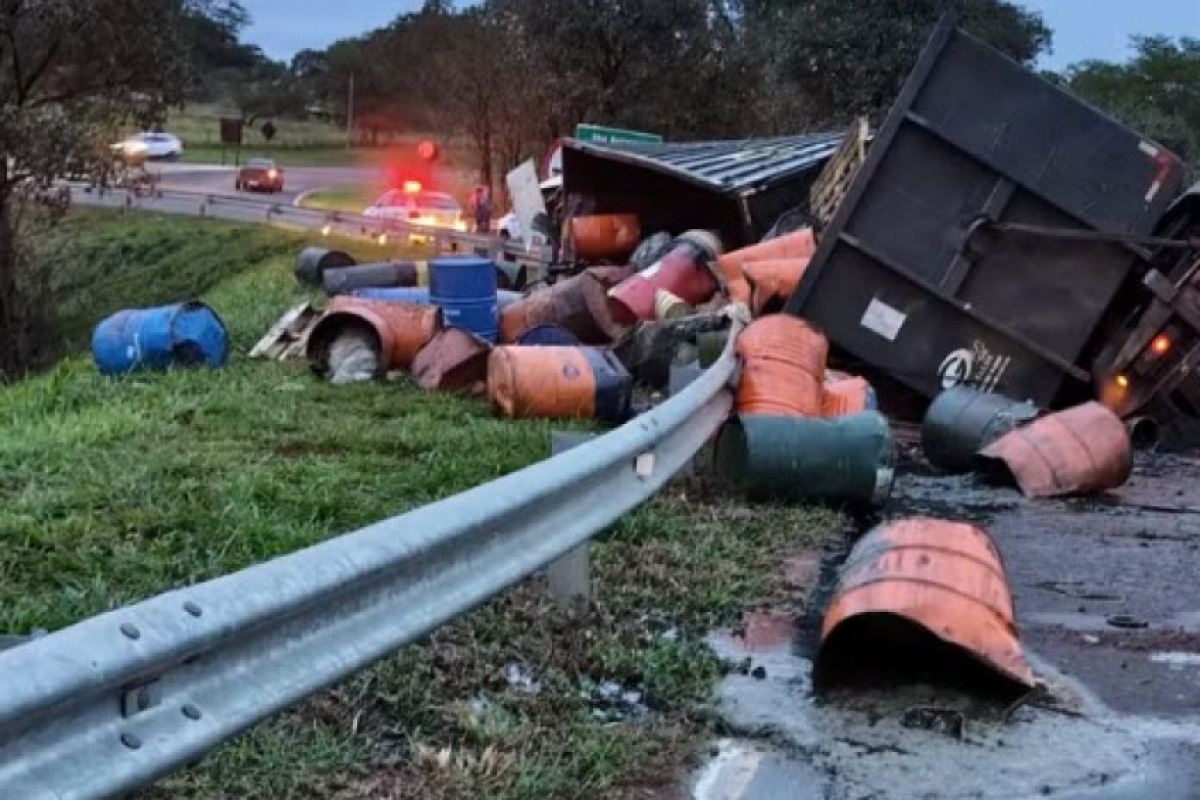 Tombamento de caminhão gera alerta ambiental em rodovia da região