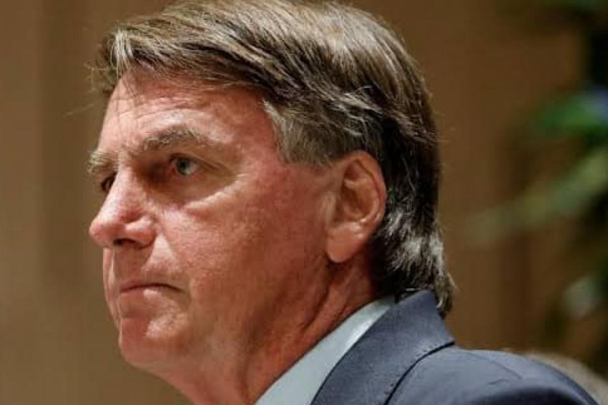 Bolsonaro tem 24h para explicar arma apreendida com PM
