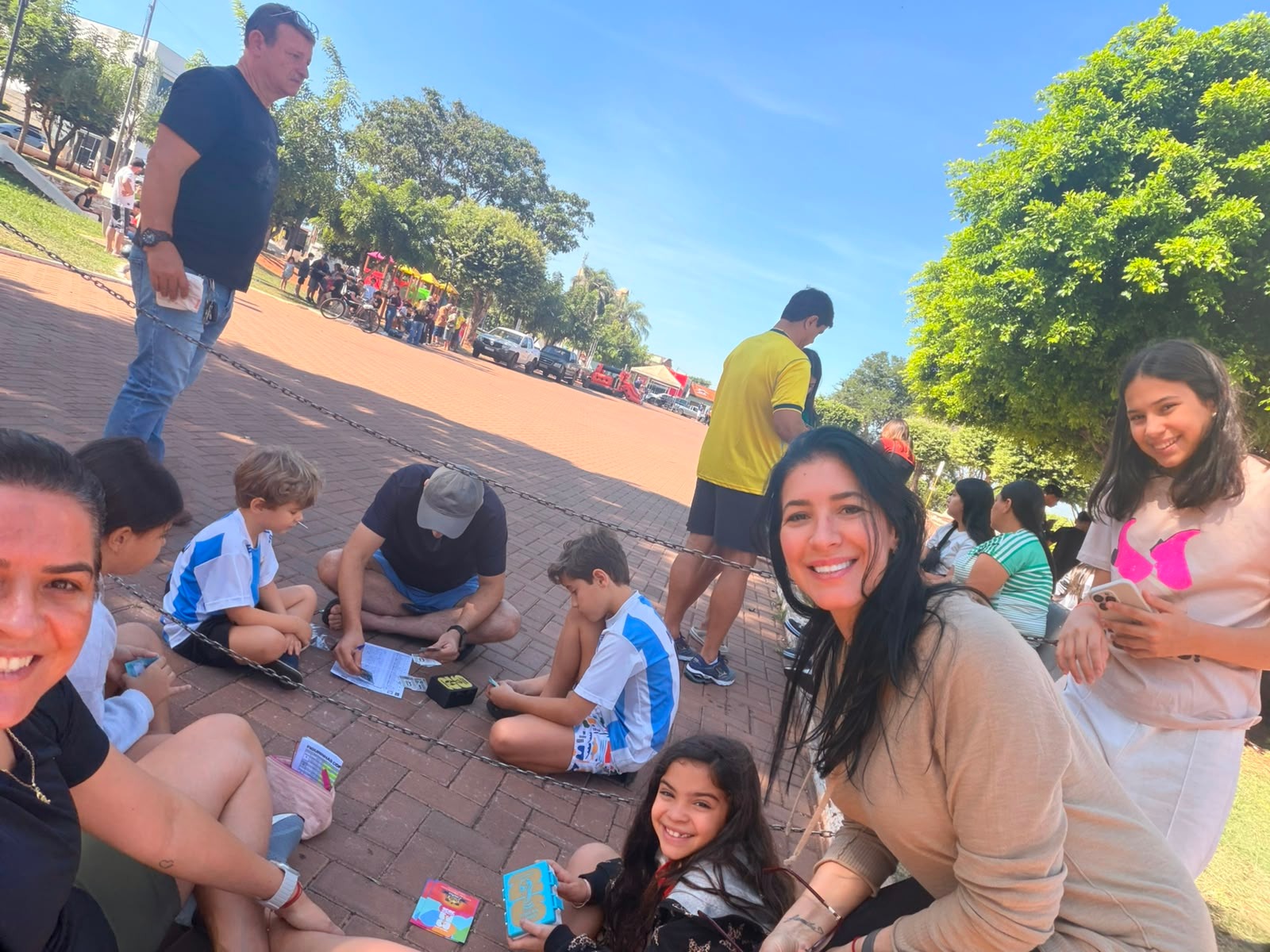 Paixão pela Copa reúne famílias em Andradina e transforma praça em grande encontro de colecionadores
