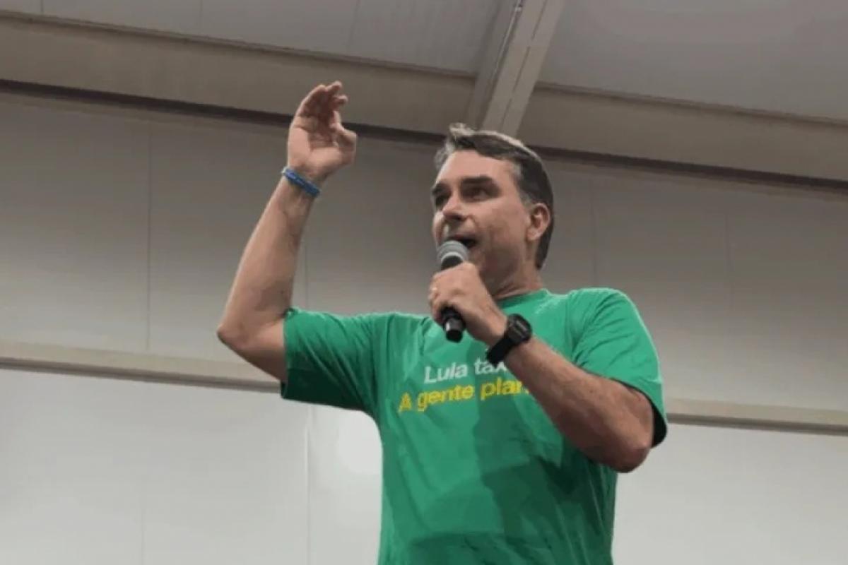 Flávio Bolsonaro diz que Lula trata produtores como bandidos