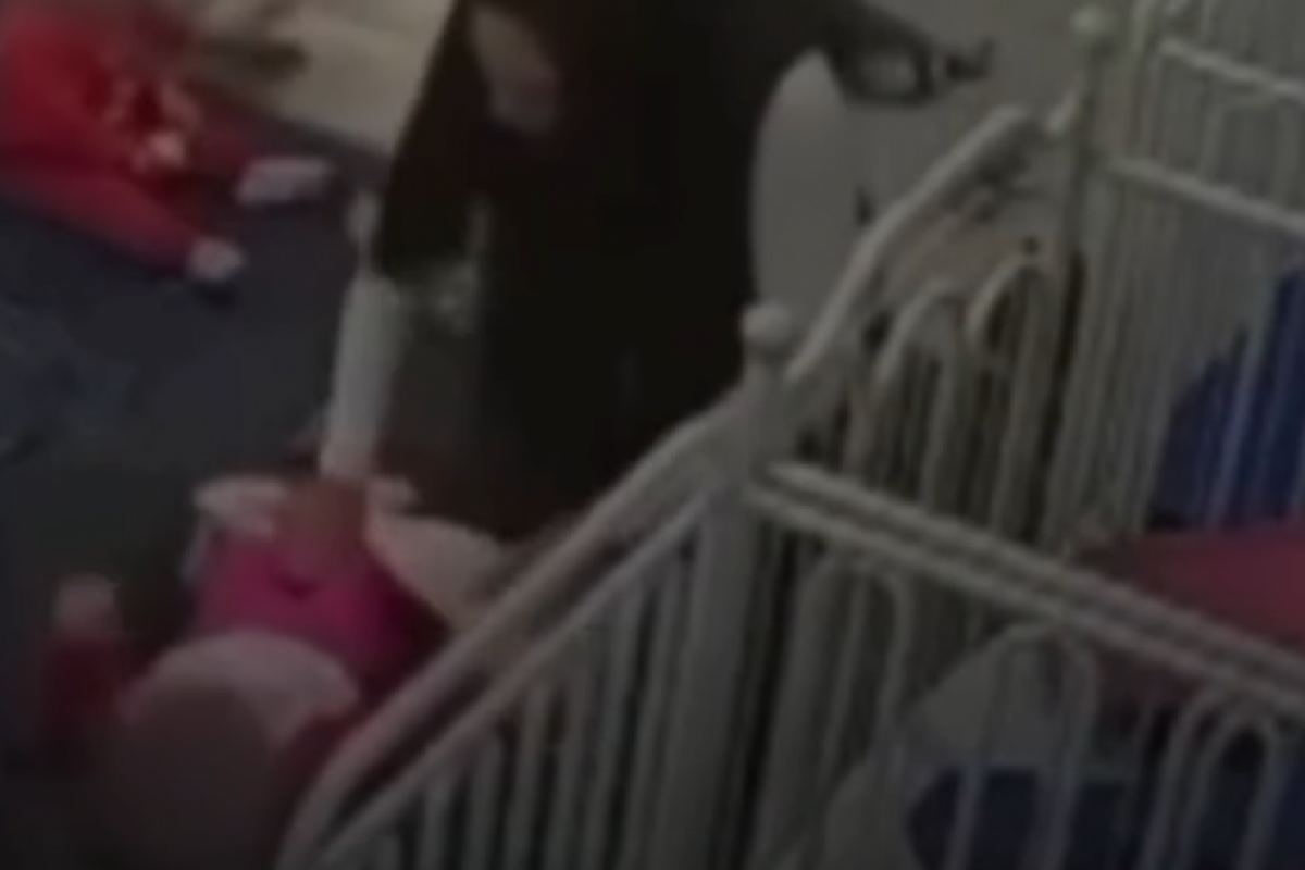 Funcionária de creche gravada agredindo bebês é encontrada morta