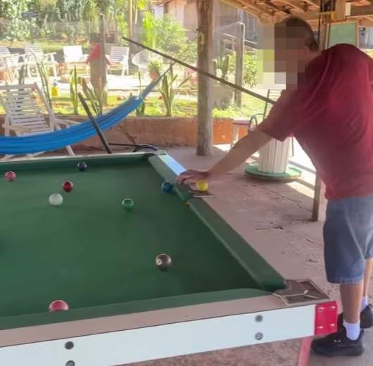 Enquanto filhas vivem o luto, acusado de feminicídio é visto em pesqueiro e revolta família