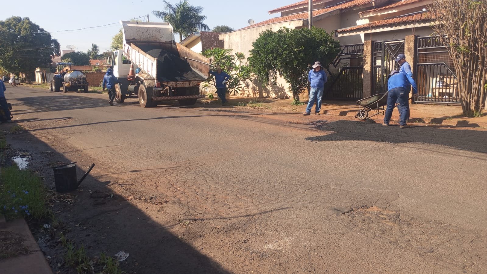Operação tapa-buracos avança pela Vila Peliciari e Alto dos Ipês em Andradina
